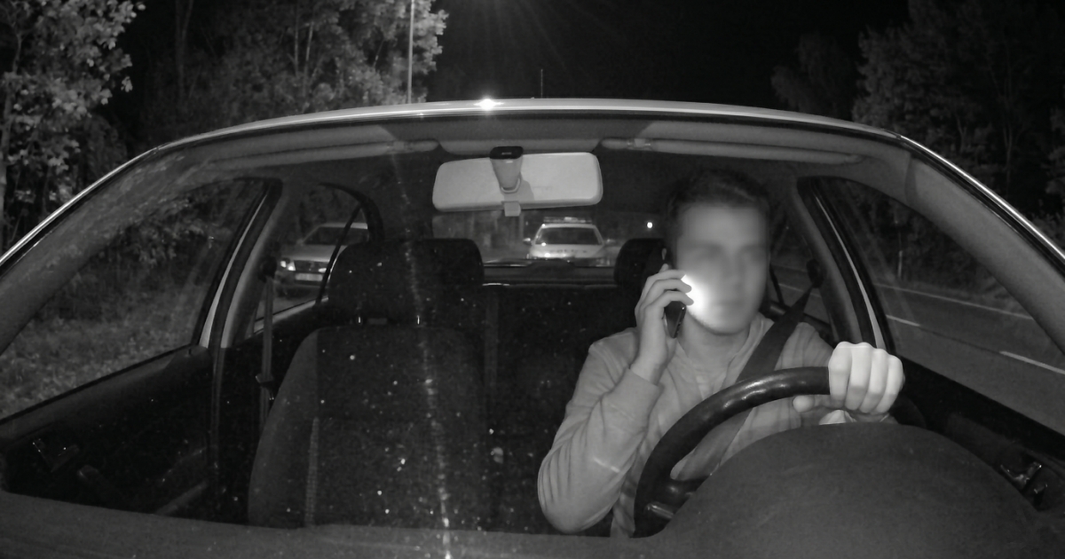 Pokuta 5 580 Kč a okamžitý zákaz řízení. Inteligentní AI systém vidí skrze čelní sklo auta ve dne i v noci