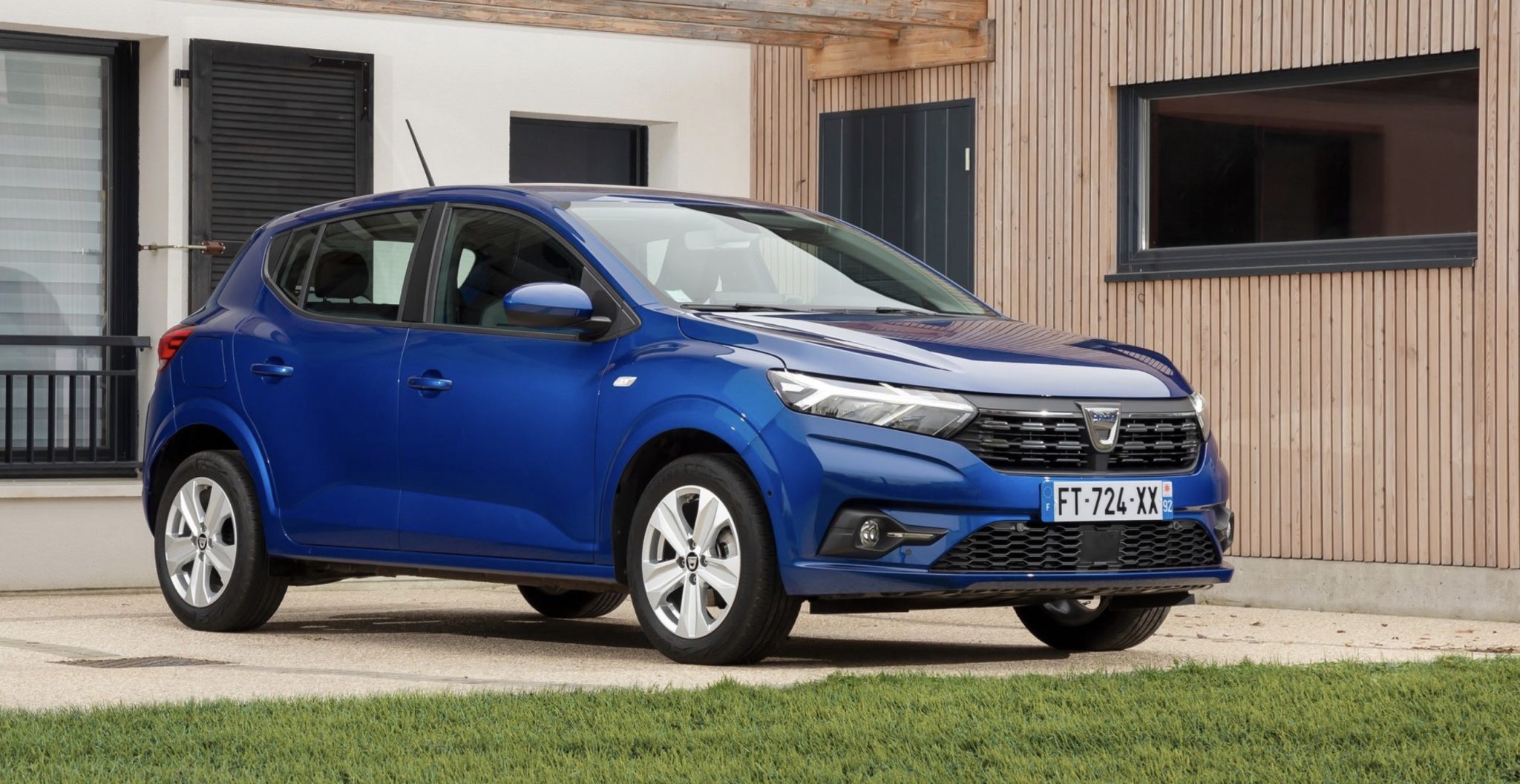 Pokud jezdíte po městě, našli jsme auto, které ujede až 80 % cest bez kapky benzinu. Stojí méně než základní Fabia