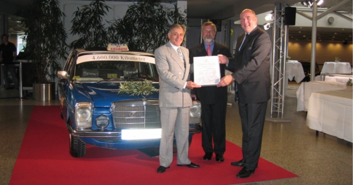 Taxikář najel 4,6 milionu km jedním autem, Zemi objel 115krát. Mercedes mu daroval nový model, legenda putuje do muzea