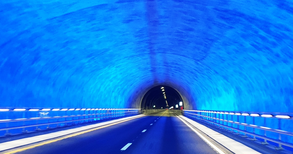 Postavili tunel 292 metrů pod mořem: Uvnitř vypadá jako akvárium pro auta. Norové provozují světový unikát