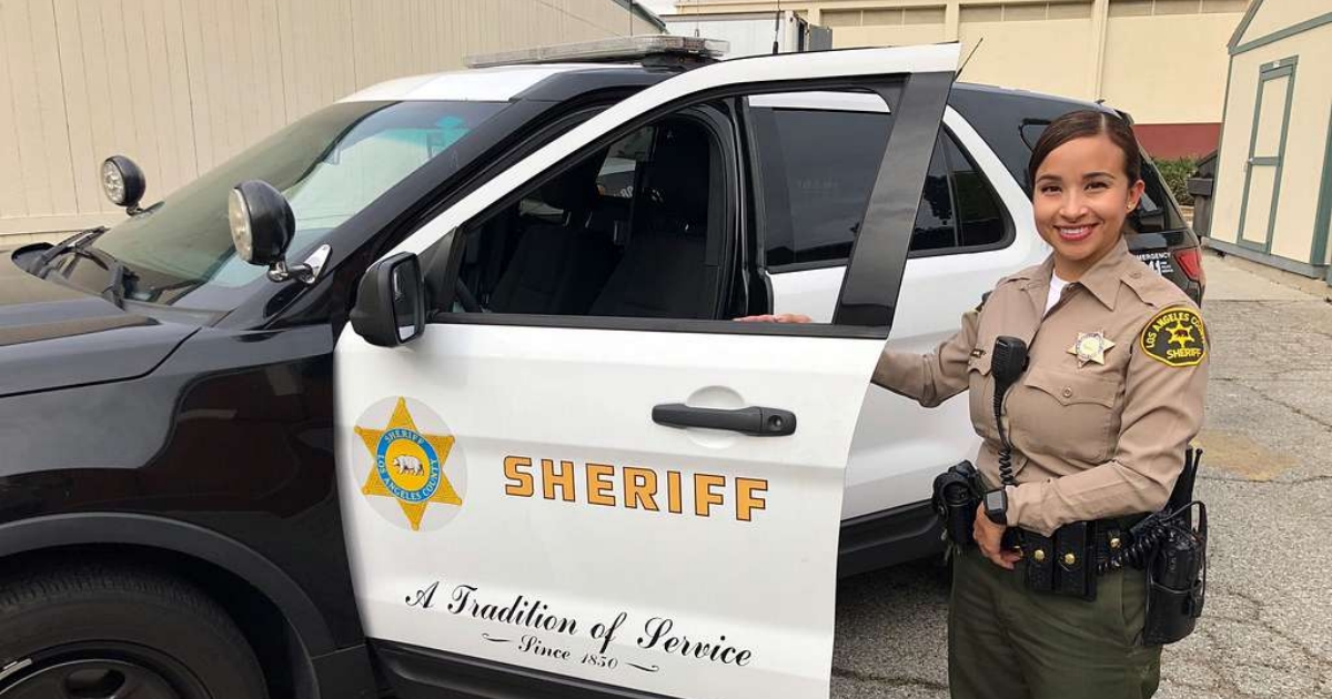 Proč se policista při silniční kontrole vždy dotkne zadního blatníku. Americký trik chrání životy i důkazy