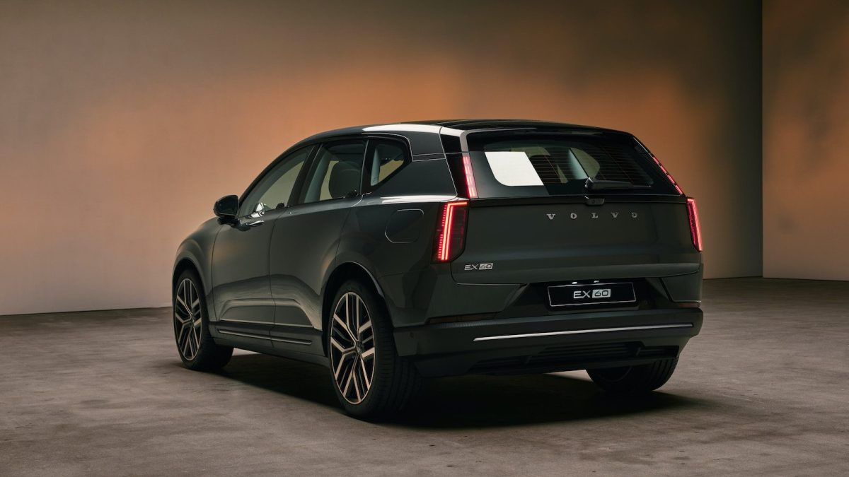 Volvo nestíhá vyrábět své nové elektrické SUV. Měsíc po premiéře ho chce půlka národa, Češi zatím čekají