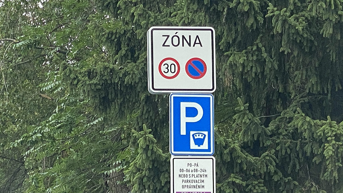 Značka ZÓNA neplatí tak, jak si většina řidičů myslí. Často riskují pokutu