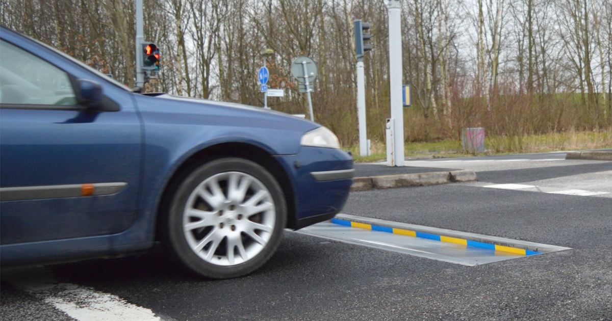 Nový typ retardéru ničí auta, ale jen těm, kdo jedou rychle: Silnice se pod koly doslova propadne, EU o něm jedná