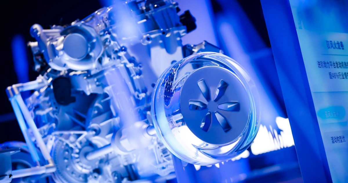 Číňané naučili spalovací motor myslet. AI řídí každý zdvih pístu a spotřeba klesla na 2,2 l/100 km