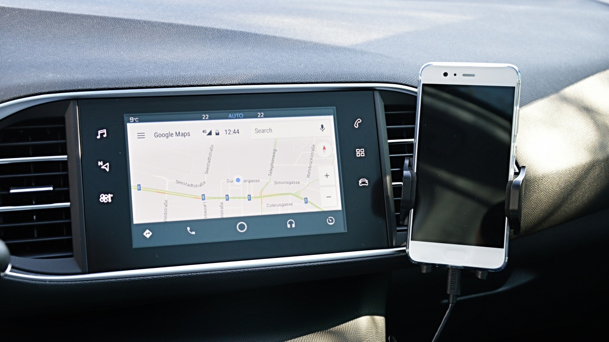 YouTube na displeji i Gemini za volantem. Google odhalil největší proměnu systému Android Auto