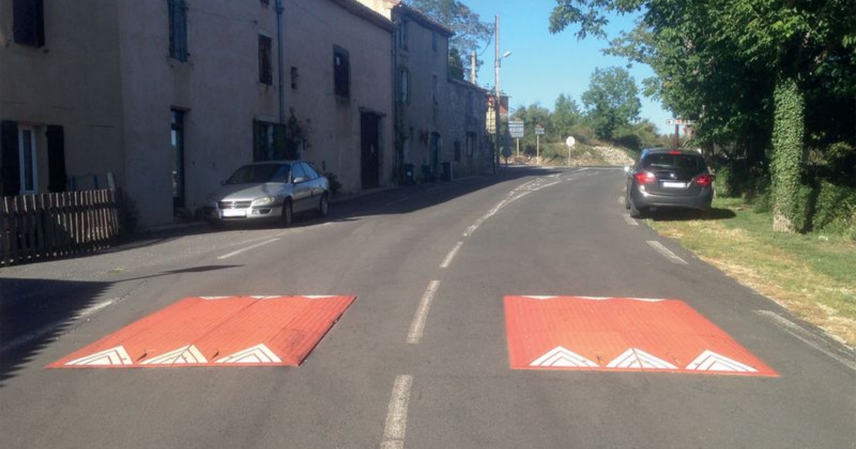Gumové polštáře nahrazují klasické retardéry. Motorkáři varují: za deště po nich kloužete jako po ledu
