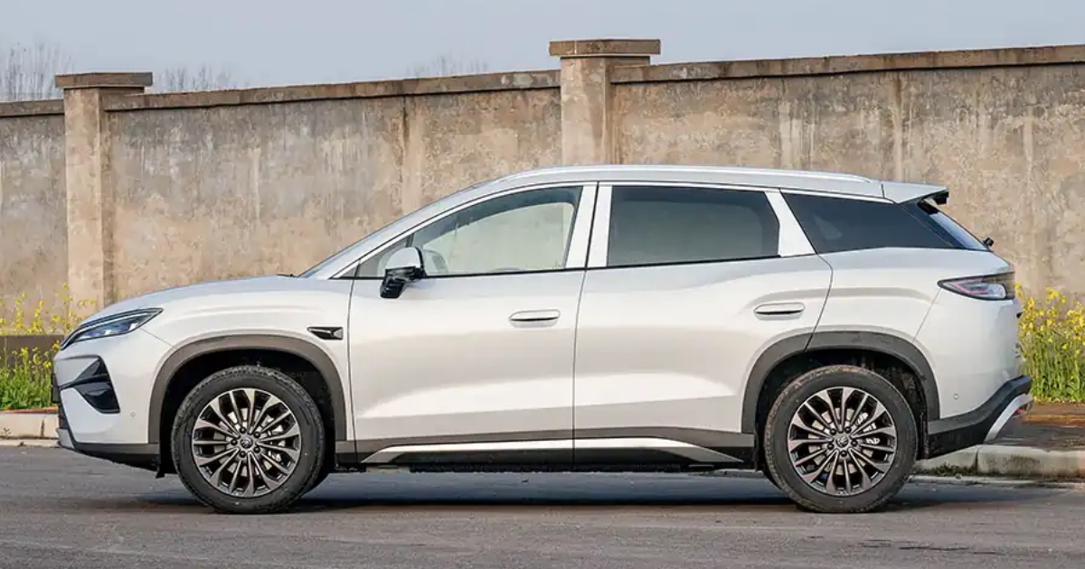 Prodají 2 000 aut denně. Obří SUV za 478 000 Kč ujede přes 700 km, nový rival pro naše české favority