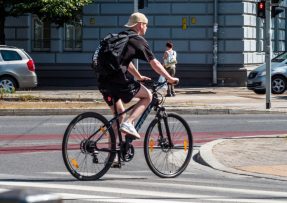 Cyklista na přechodu