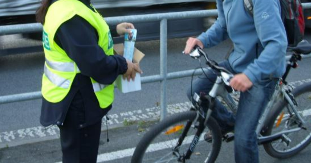 Cyklista projel na červenou: Může přijít o řidičák na auto? Ano i ne. Pokuta je vyšší, než většina lidí čeká
