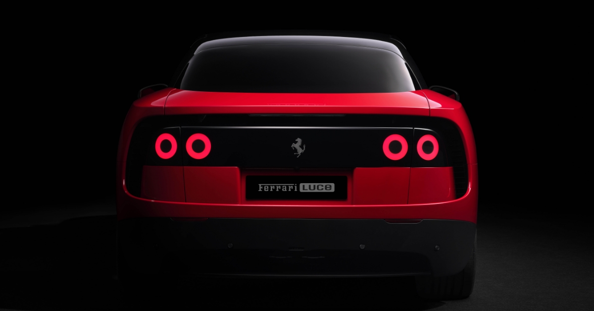 Ferrari ukázalo první elektromobil v historii: Vypadá spíš jako auto od Applu. Italové v sále zmlkli, než začali reagovat
