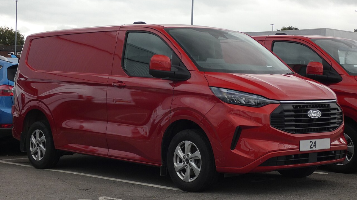 Ford svolává 590 000 dodávek Transit kvůli baterii pod sedadlem. Může se přehřát a uvolňovat jedovaté plyny do kabiny