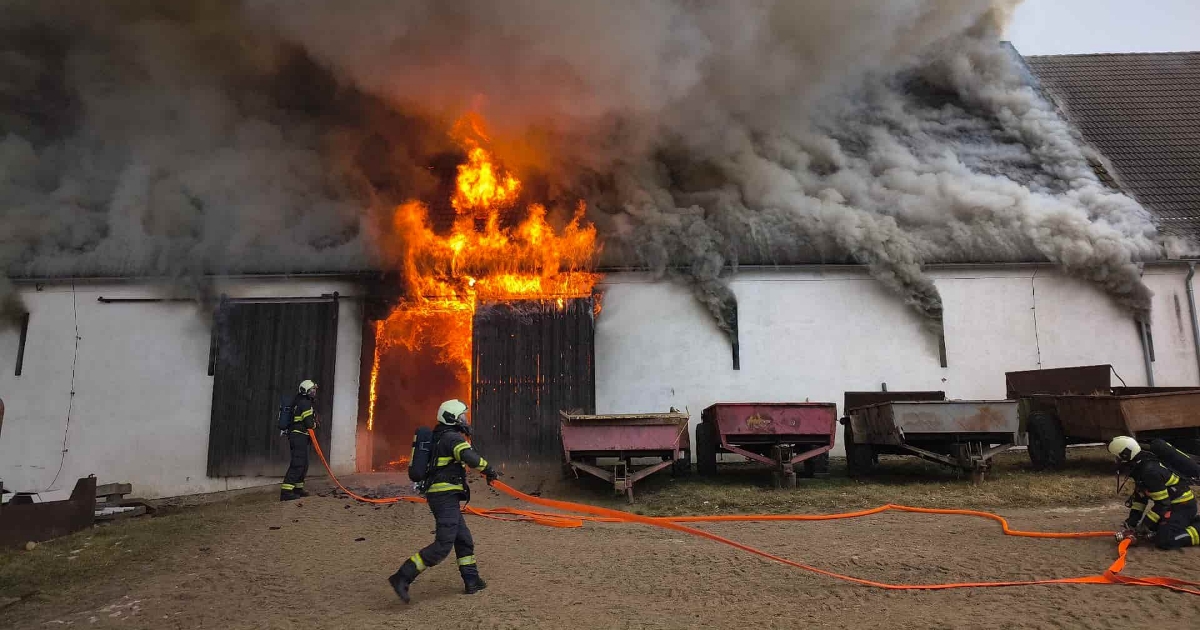 Nabíjíte elektrokolo doma v předsíni? Hasiči varují před chybou, která mění baterii v časovanou bombu