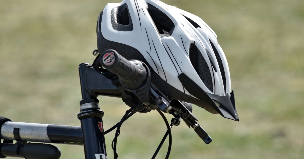 Cyklistická helma stárne i ve skříni. Po 5 letech vás při pádu ochrání hůř, ukázal test tří kusů