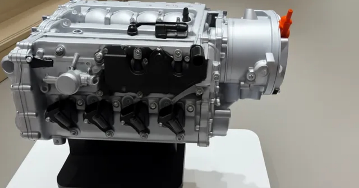 Z elektromobilů budou hybridy: Renault a Geely vyvinuli spalovací motor „naležato“, vejde se místo původního elektra