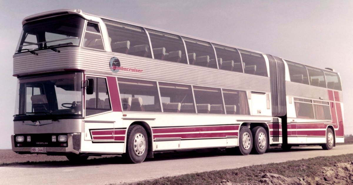 Zatímco Češi se drncali ve starých Karosách, Němci stvořili dvoupatrový luxus. Největší autobus polykal 50 l/100 km