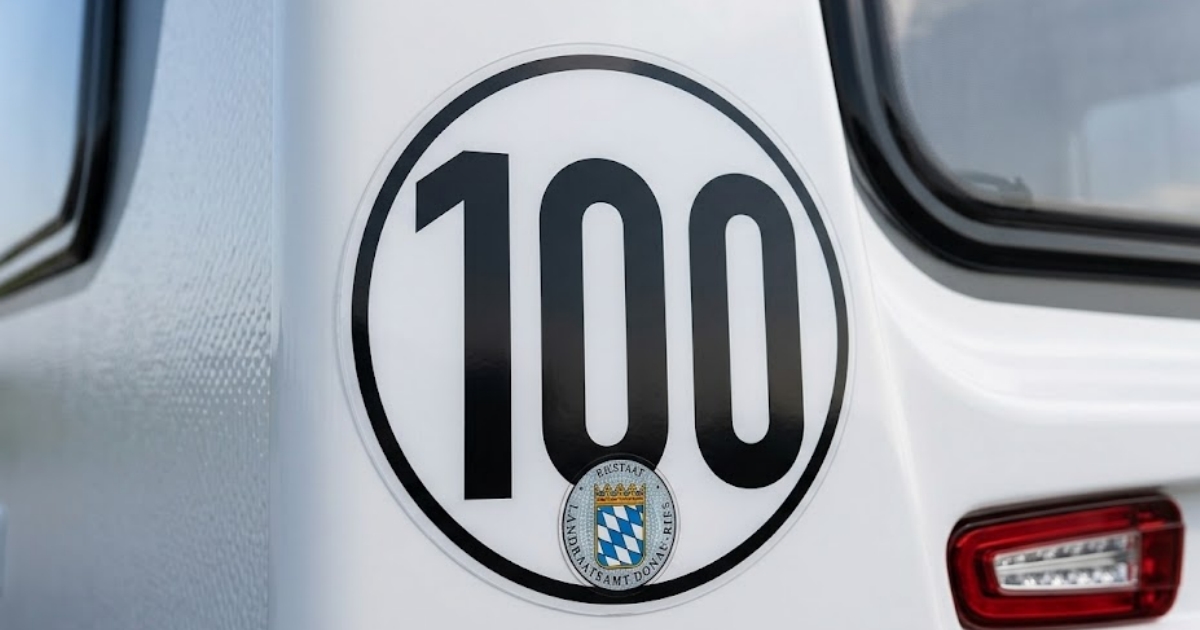 Malá nálepka „Tempo 100” na nárazníku karavanu umožňuje jezdit o 20 km/h rychleji. Zjistili jsme, jak speciální povolení získat