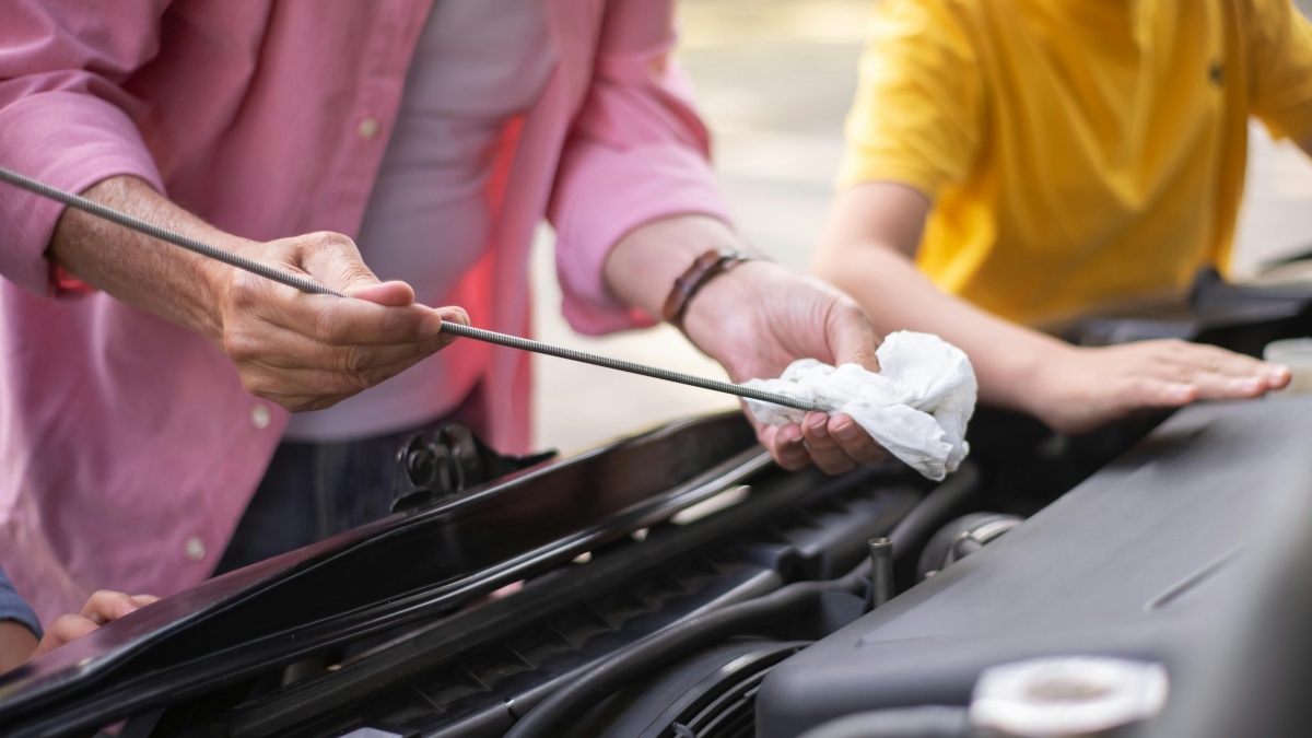 Mnozí řidiči netuší, co znamenají písmena „F“ a „L“. Mechanici varují, končí to jízdou s nedostatkem oleje a zničením motoru