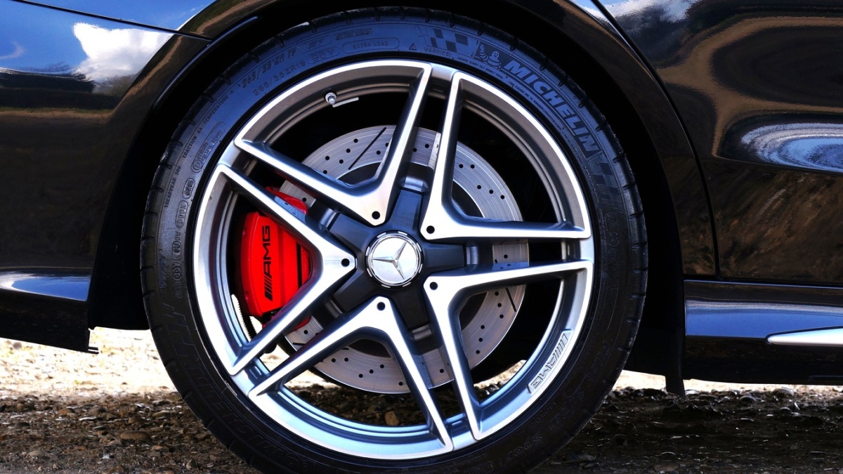 Michelin upozorňuje na vadné pneumatiky: Kvůli chybě mohou za jízdy ztrácet tlak, poznáte je podle čísla na boku