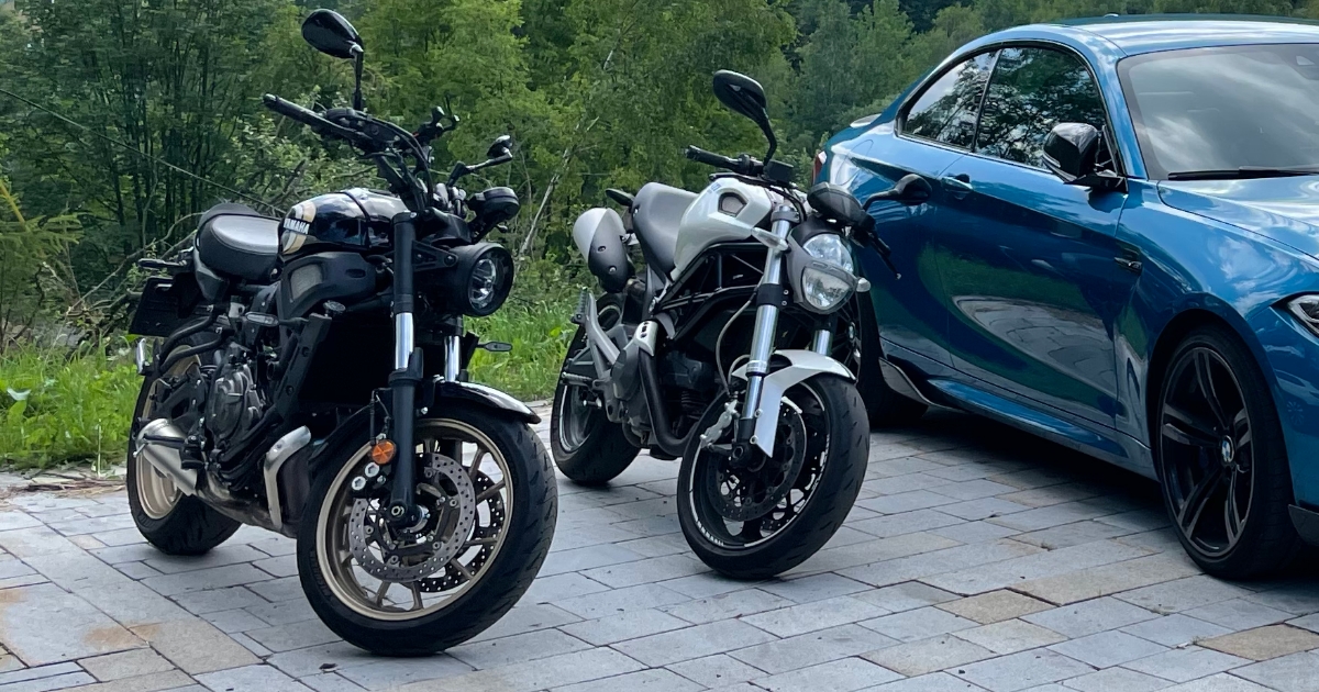 Motorkáři budou tankovat za polovinu: Francie otevřela cestu k palivu, které pro auta funguje už 8 let. Česko zatím přihlíží