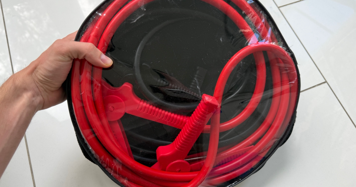Červený kabel jako první, černý jako druhý. Při startování z cizí baterie rozhoduje pořadí o osudu vašeho auta