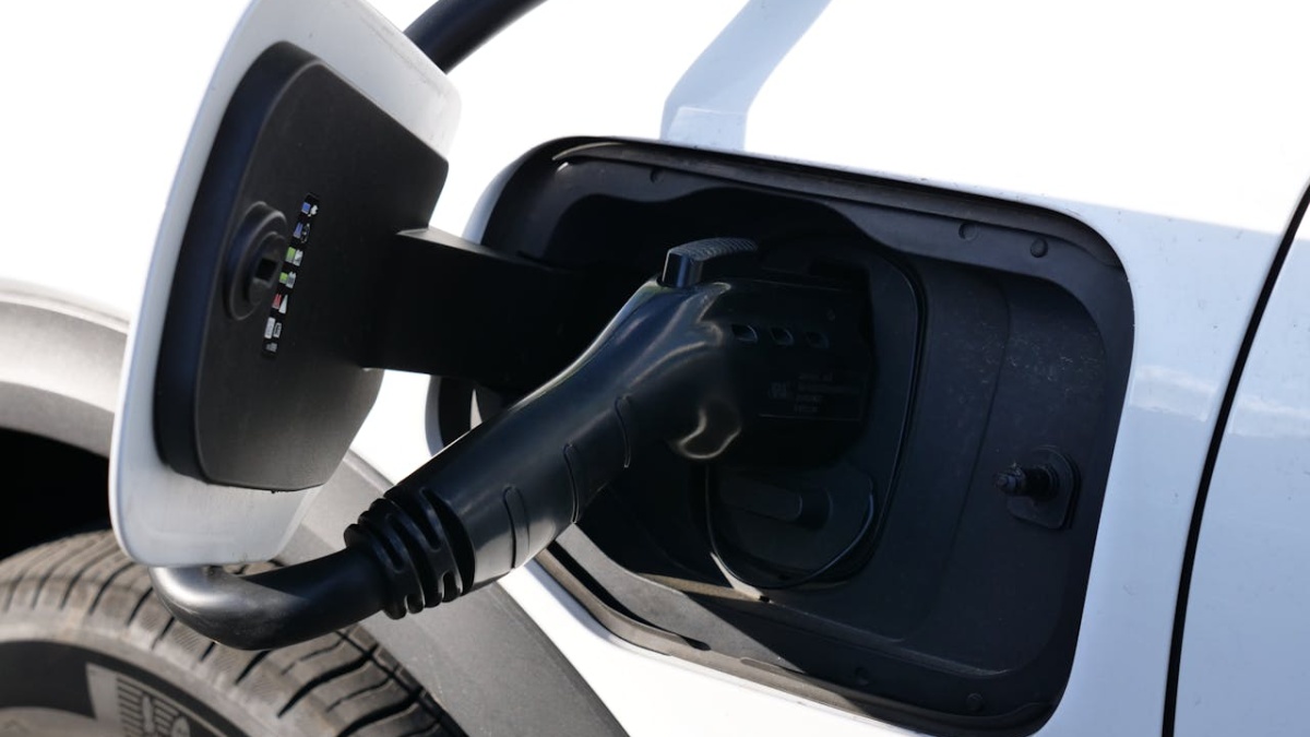 100 km v elektromobilu za 100 Kč, nebo za 380 Kč? Záleží na jednom jediném rozhodnutí u nabíječky