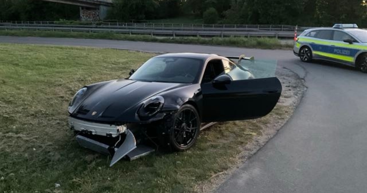 Policie našla u silnice ve směru na Frankfurt opuštěné Porsche 911 GT3 se srbskou SPZ. Řidič je nezvěstný, okolnosti nejasné
