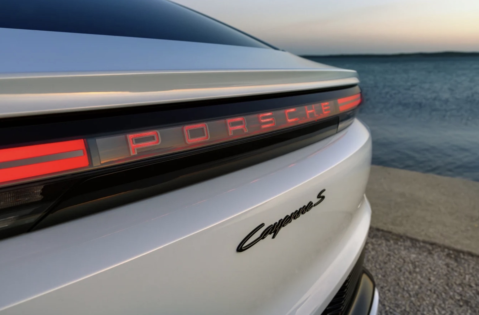 Porsche zkřížilo 911 s Cayenne a stvořilo nový model. SUV zaujme svým vzhledem i výkonem 1 156 koní