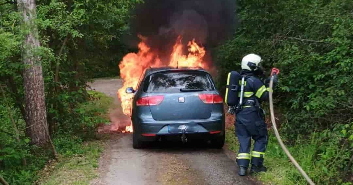 Kvůli požáru pod kapotou shoří za 3 minuty celé auto. Hasičák za pár stovek oheň zastaví, přesto v povinné výbavě chybí