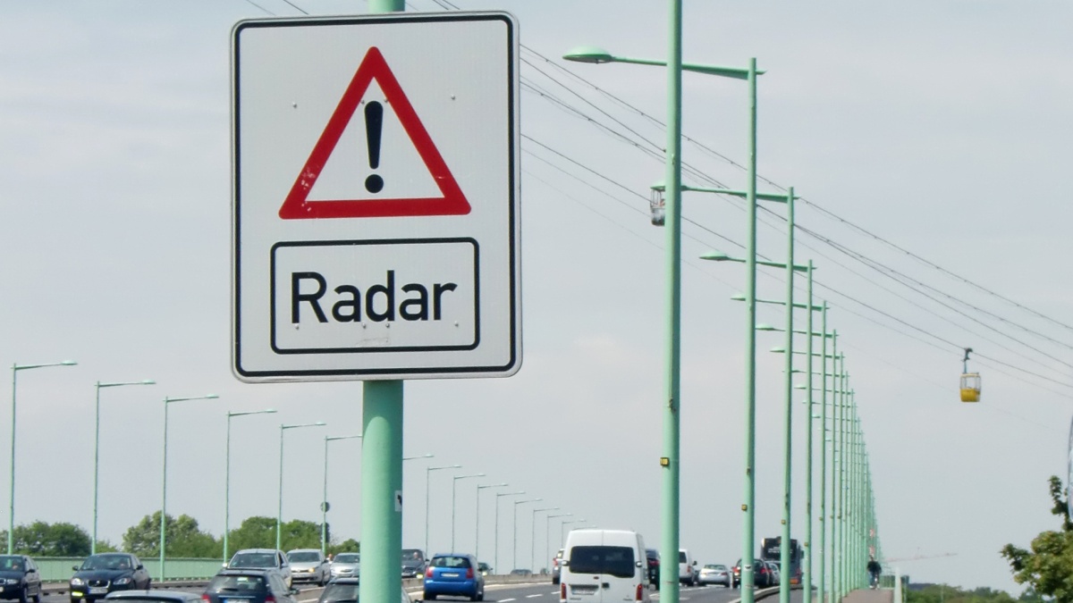 Úsekové radary chytí i řidiče, kteří překročí limit jen o 4 km/h. Vyhnout se pokutě je snadné, stačí zapnout tempomat