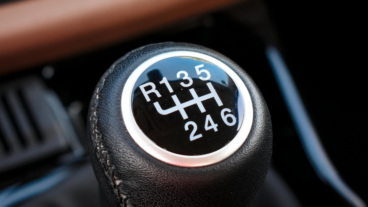 Řidiči manuálů si neuvědomují, že chybné podřazení dokáže zničit motor dřív, než stihnou zareagovat