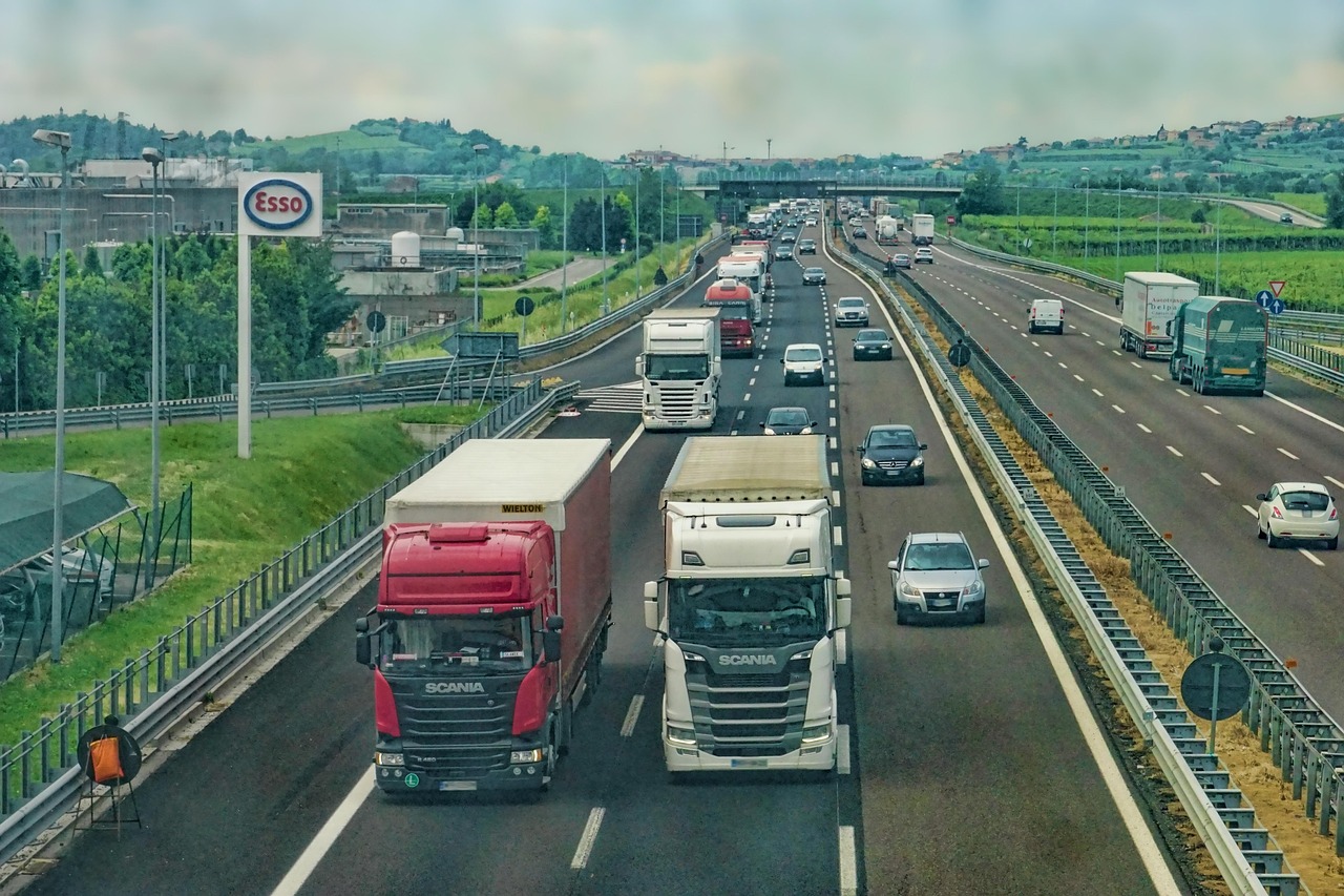 Řidičák má skoro každý, ale pravidla dálnice plete 7 z 10 řidičů. Stačí jedna chyba a pokuta jde do tisíců