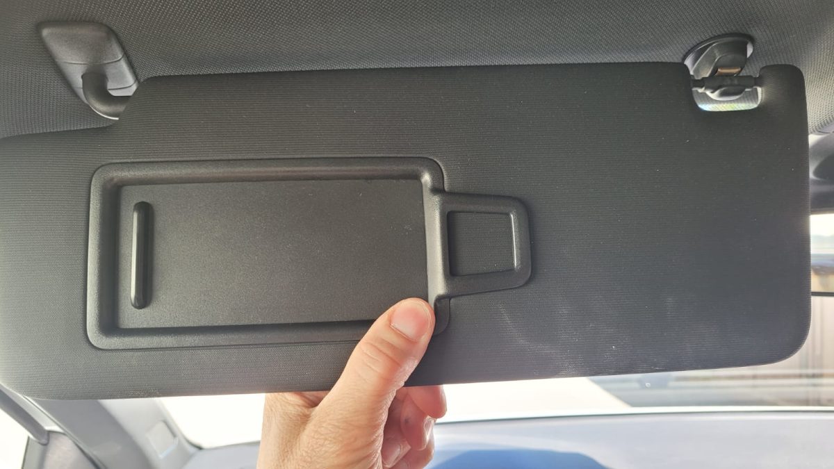 Sluneční clona v autě má i funkci výsuvného prodloužení. Stačí ji zatáhnout směrem k sobě a hned pochopíte, jak ji používat