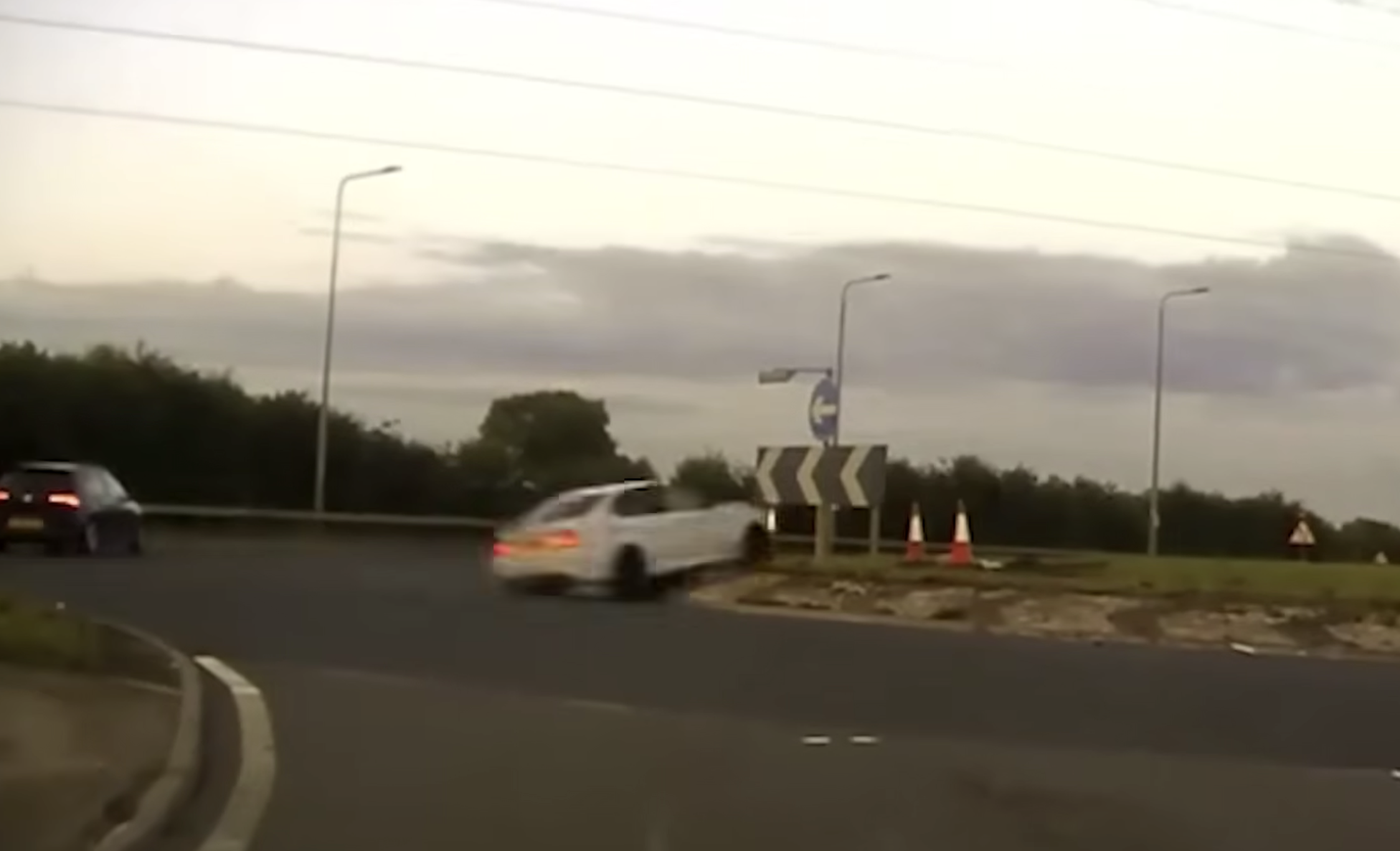 Ujížděl policii ve 225 km/h, kruháč vzal prostředkem a vzlétl jako letadlo. Záběry zveřejnili