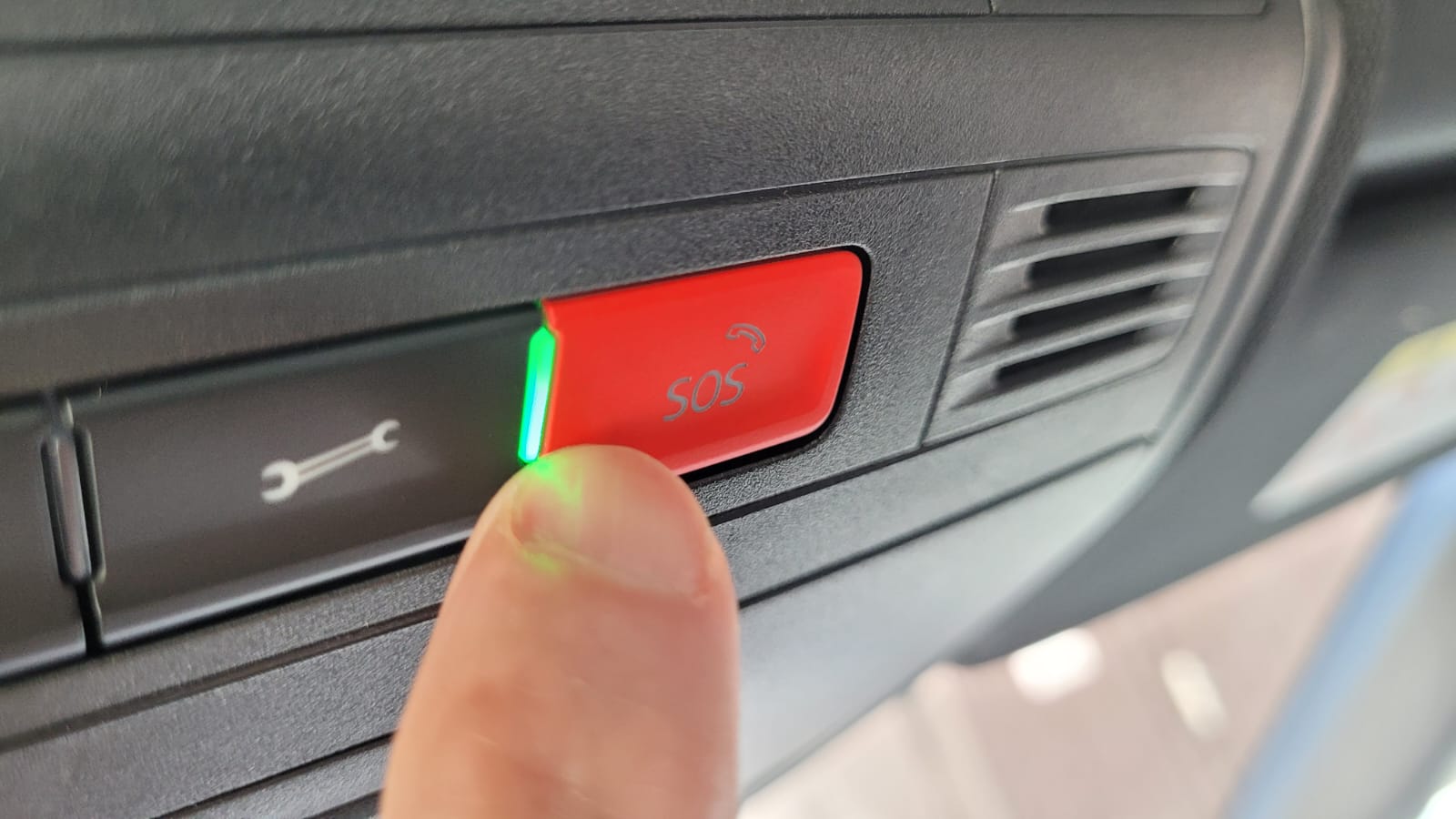 Zkusili jste v autě zmáčknout tlačítko SOS? Spustí přenos polohy a do 17 sekund se ozve operátor linky 112