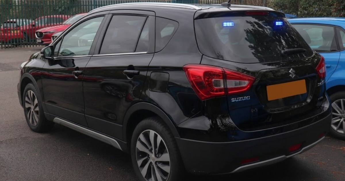 Policejní Suzuki S-Cross vypadá jako nudné SUV. Řidiči ho na nizozemské dálnici přehlížejí až do chvíle, kdy je pozdě