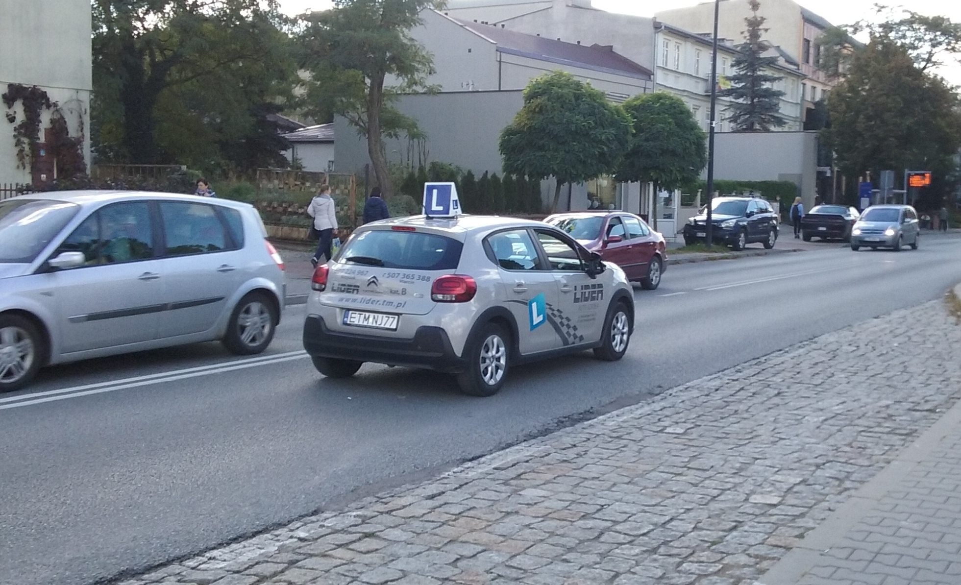 Řidičák má skoro každý, ale dnešní test by dal málokdo. Záludné otázky z autoškoly nachytají i zkušené řidiče
