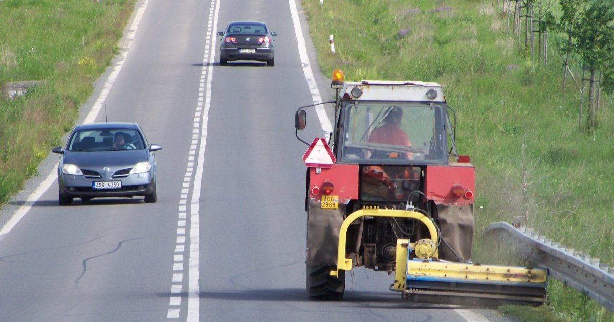 Předjíždění traktoru přes plnou čáru: Řidiči se hádají, přitom zákon je jasný. Rozsekli jsme, jaká je praxe