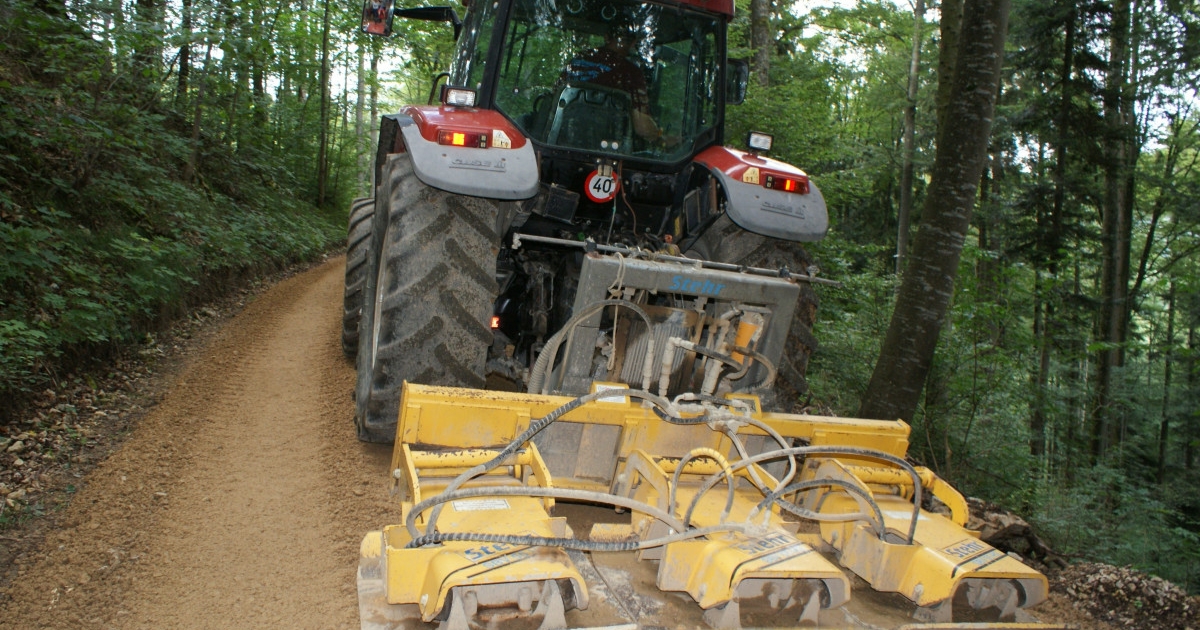 Traktor potká cyklistu na polní cestě: Kdo musí uhnout? Pravidlo, které nezná ani jeden z nich, rozhoduje o pokutě