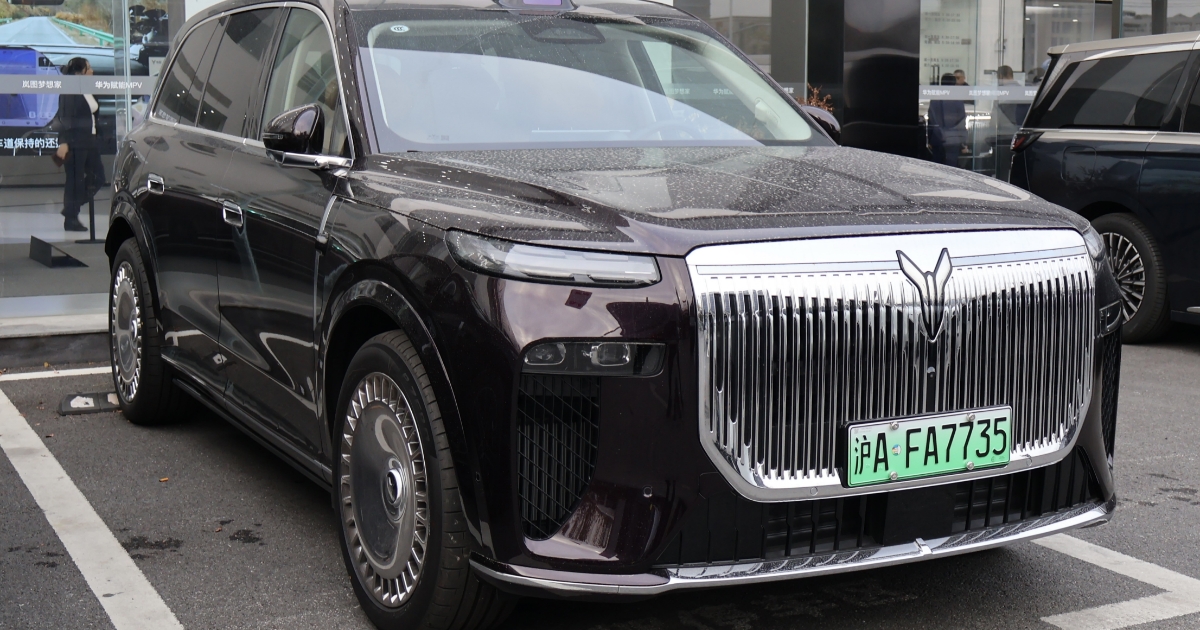 Rolls-Royce pro běžné lidi: Obří SUV s masáží a lednicí stojí 1,1 milionu Kč a hlásí 20 tisíc objednávek za necelý den