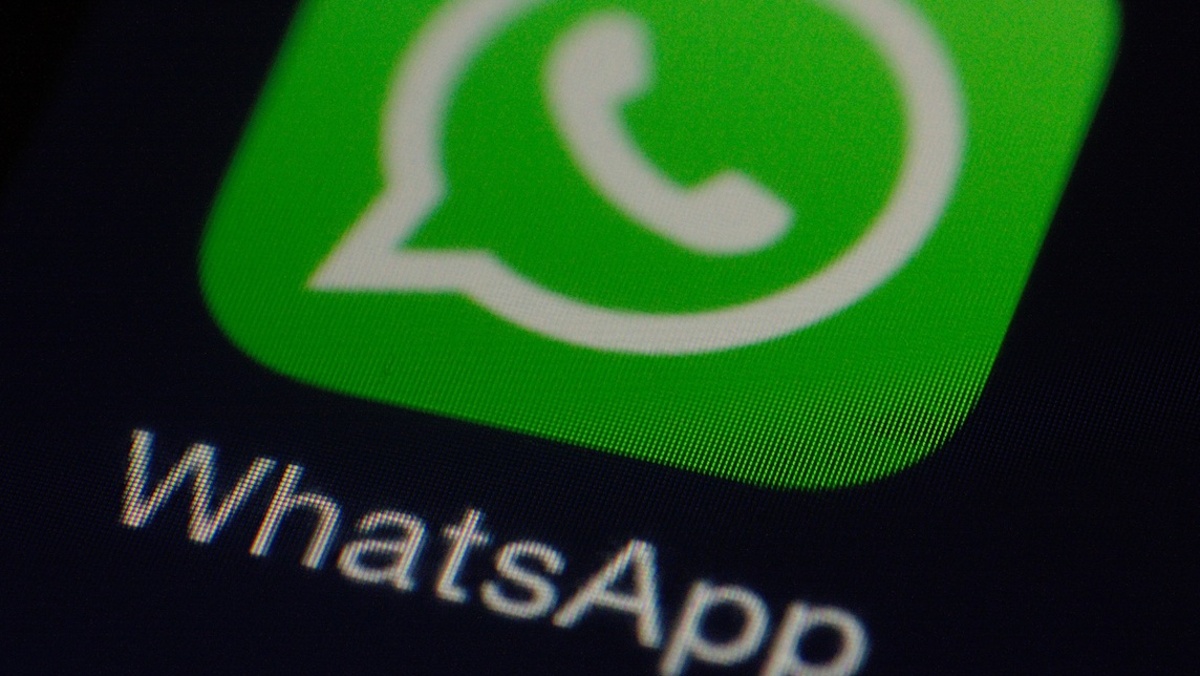 Řidiči s iPhonem dostali nový WhatsApp pro CarPlay. Místo hlasových příkazů teď stačí dva dotyky na displeji