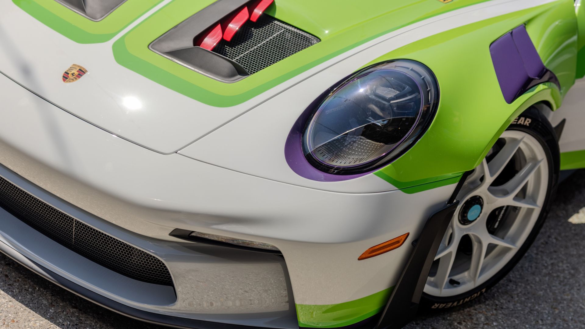 Porsche vyrobilo tři unikátní 911 podle postav z Toy Story: Buzz, Jessie a Woody půjdou do aukce, výtěžek na charitu