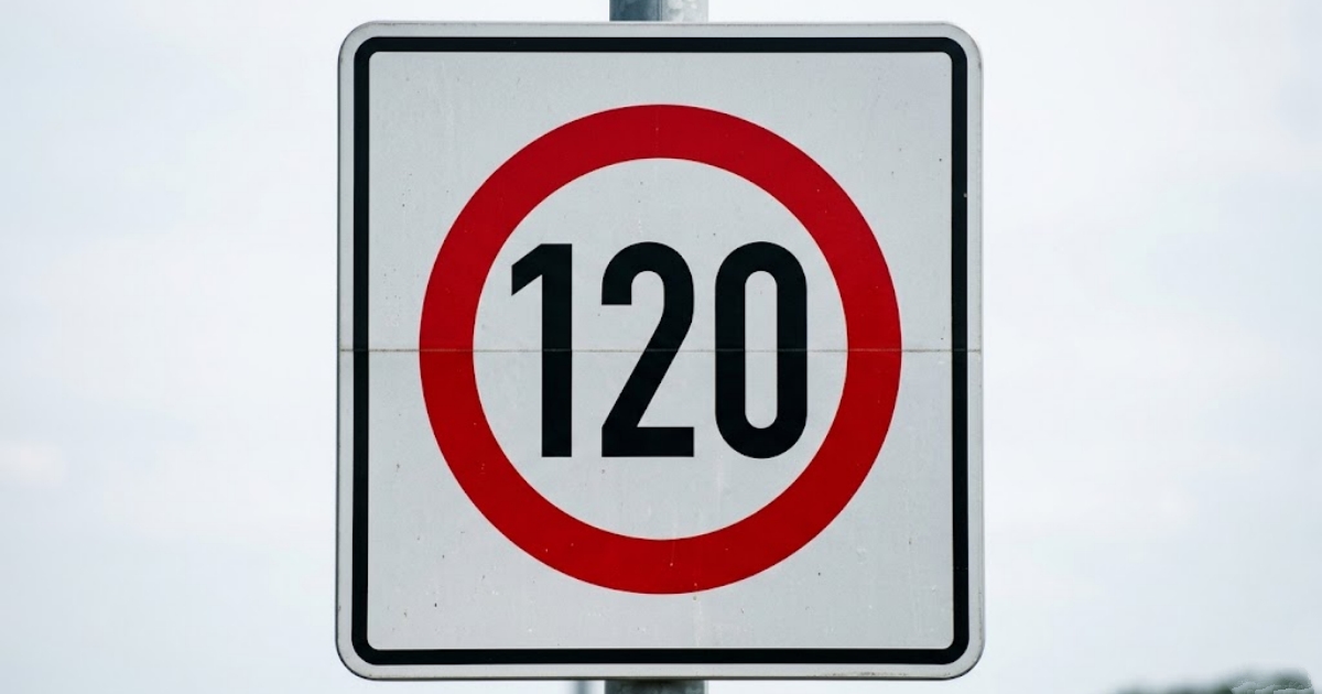 Při 120 km/h na dálnicích by smrtelných nehod ubylo o 35 %. Německo výsledky ignoruje, Česko jede opačným směrem