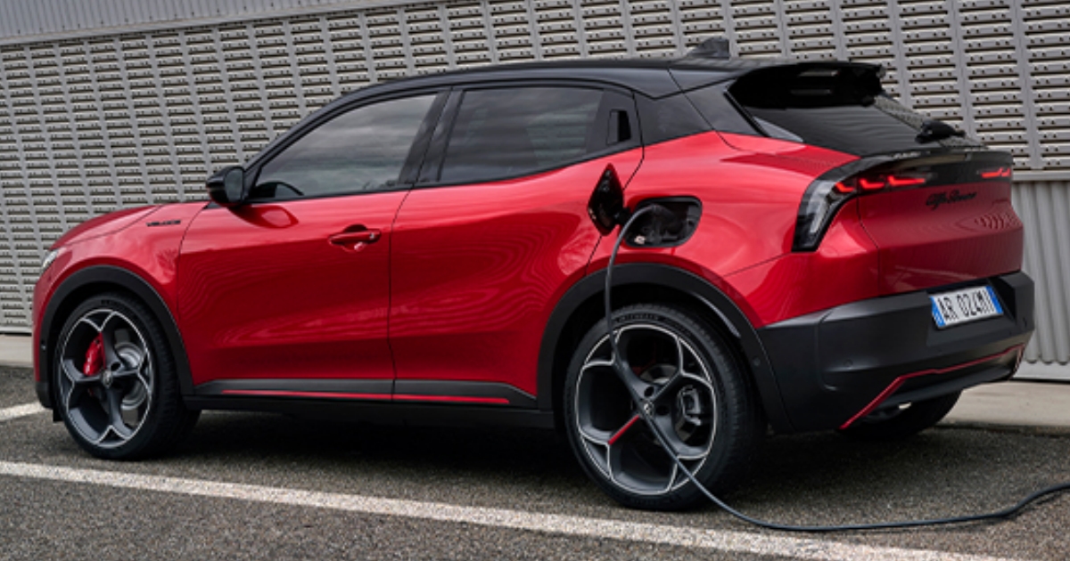 Alfa Romeo postavila svůj nejmenší model. Příplatek 240 000 Kč za verzi Veloce nekupuje víc výkonu, ale úplně jiné auto