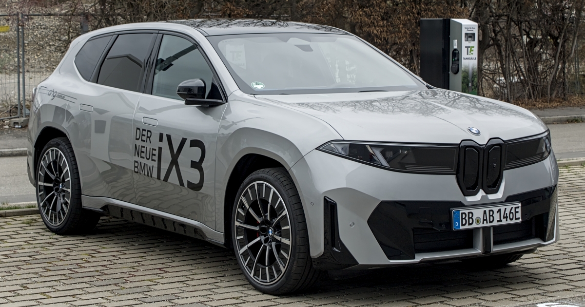 BMW vsadilo na jediné elektrické SUV a nestíhá ho vyrábět. Objednávek je přes 50 tisíc, ceník už povyskočil