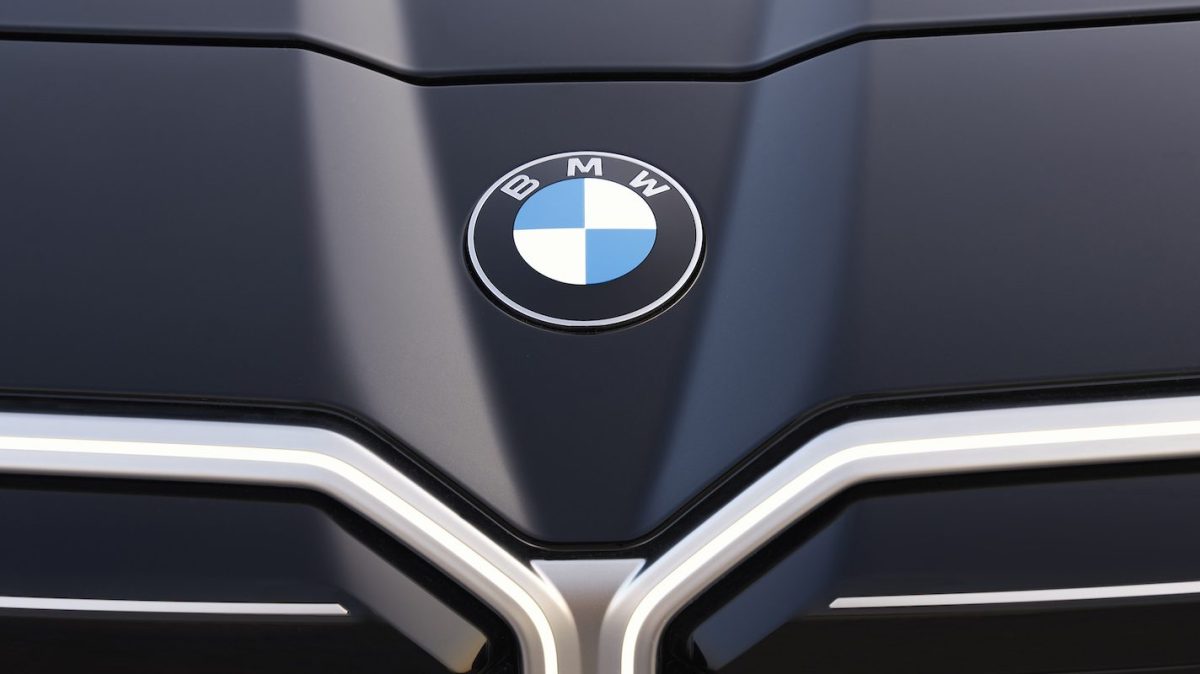 BMW potichu mění fyzický znak na autech. Jako první ho dostane elektrické iX3, které v Česku startuje na 1,5 milionu