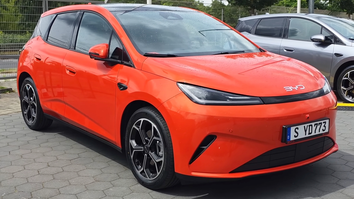 BYD postavil plug-in hybrid pro Evropu za cenu malého auta: 1 040 km dojezd, spotřeba 1,4 litru a 105 km čistě na elektřinu