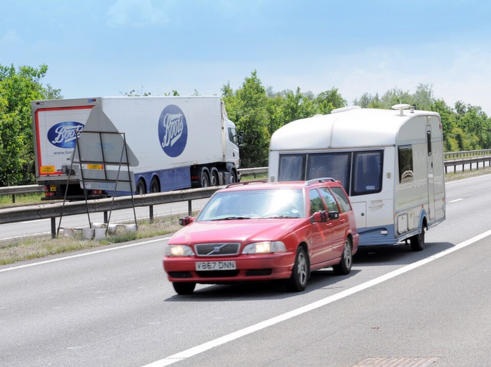 Karavan za autem vypadá jednoduše. Jenže jedna špatná kombinace řidičáku a přívěsu může skončit pokutou