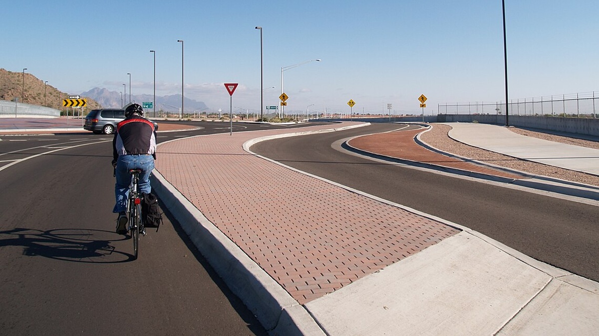 Holanďané vymysleli kruhový objezd, kde mají cyklisté přednost při vjezdu i výjezdu. Podle studií řidiče naučil větší opatrnosti