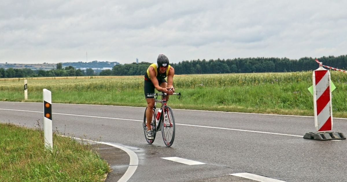 Předjetí cyklisty přes plnou čáru vás v Polsku stojí 11 trestných bodů a 3 000 Kč. V Česku je to legální